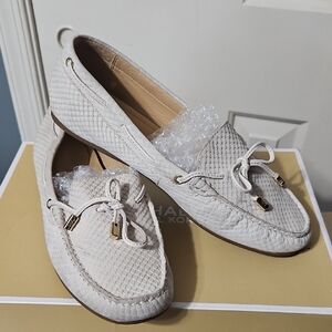 Michael Kors EUC White Textured Leather Moccasin Loafers with Gold Accents